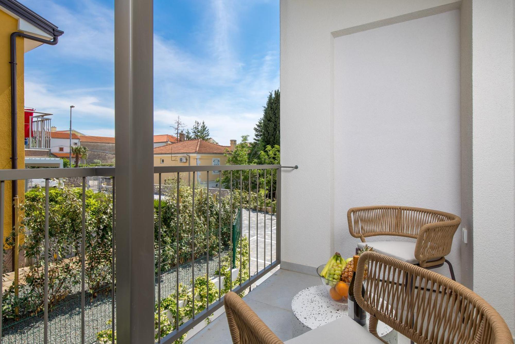 Apartmani Vila Mara M 1 Heated Pool Omišalj Exterior foto